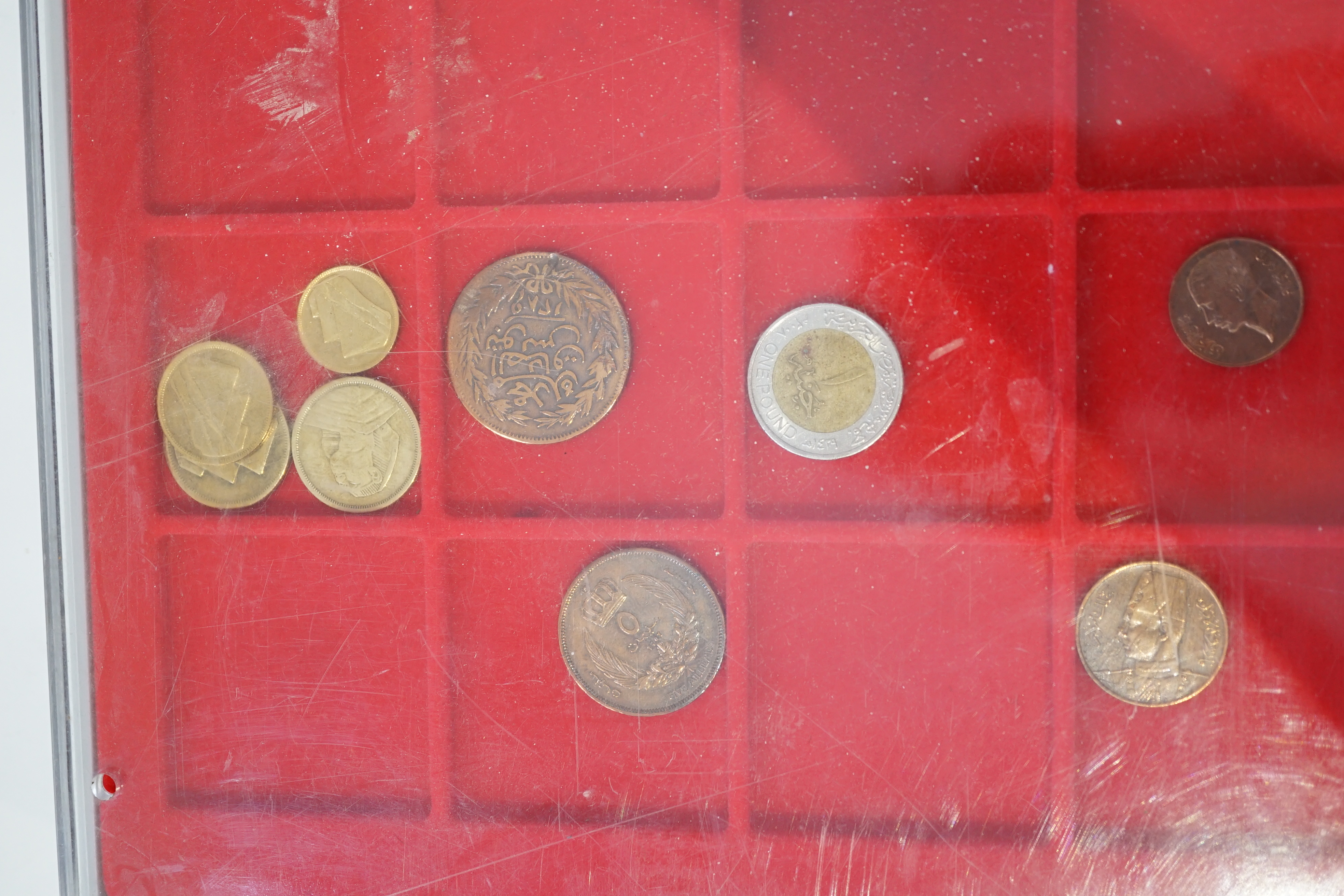 World coins, 20th century to include Tunisia, Palestine, Qatar, France, Italy, USA, housed in cases and a sleeve